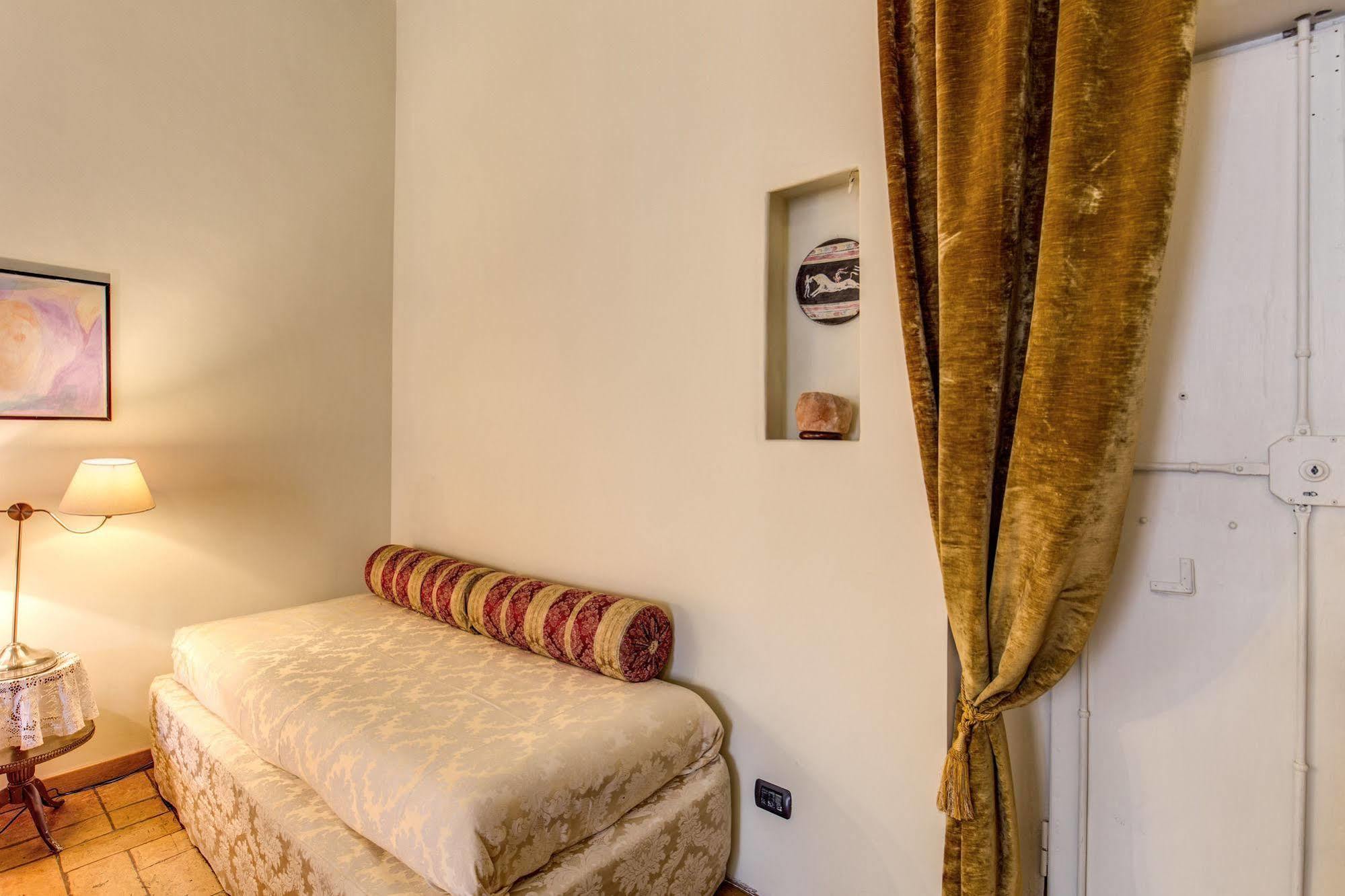 La Casa Del Capitano Hotel Rome Exterior photo
